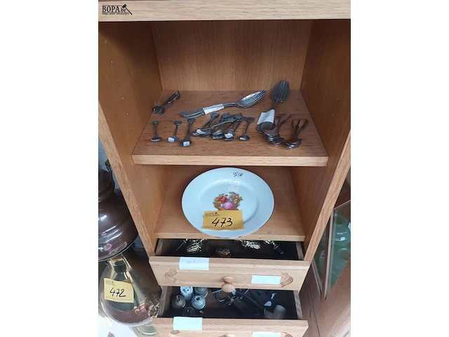 Lot 473 - diversen. inhoud kast - afbeelding 1 van  5