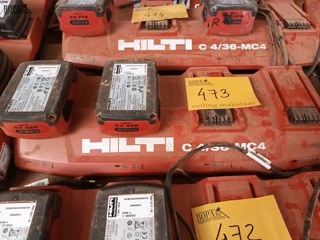 Lot 473 - lader en accu’s hilti - afbeelding 1 van  3