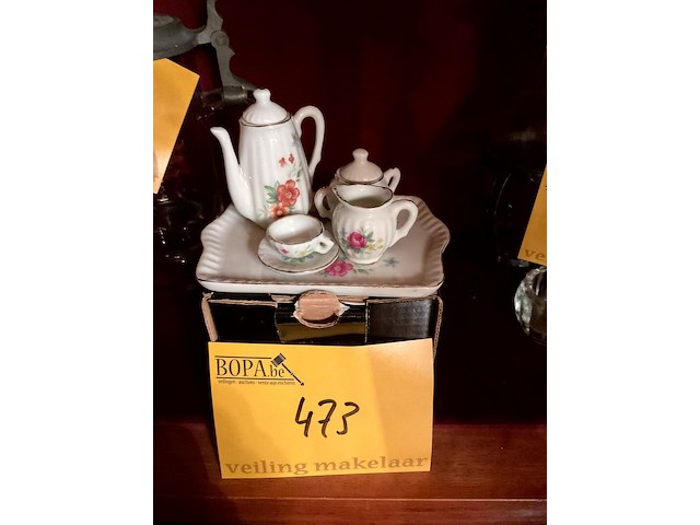 Lot 473 - minisetje koffie-theeserviesje op dienbladje - afbeelding 1 van  2