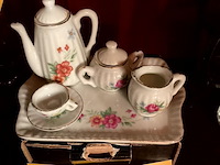 Lot 473 - minisetje koffie-theeserviesje op dienbladje - afbeelding 2 van  2