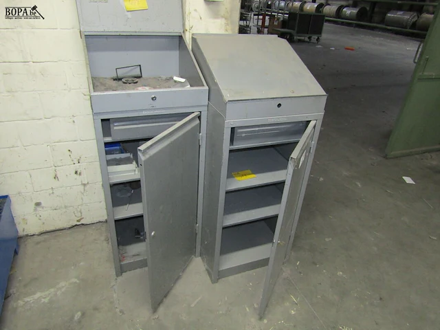 Lot 474 - metalen kastje met lessenaar. 2 stuks - afbeelding 1 van  1