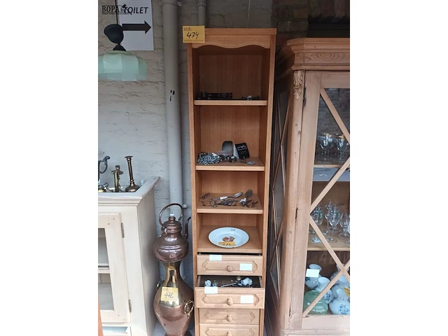 Lot 474 - smalle kast - afbeelding 1 van  3