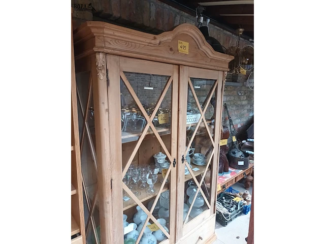 Lot 475 - houten vitrine kast - afbeelding 1 van  5