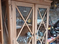 Lot 475 - houten vitrine kast - afbeelding 1 van  5
