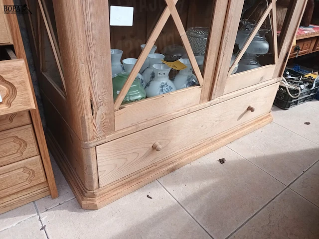 Lot 475 - houten vitrine kast - afbeelding 2 van  5