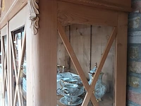 Lot 475 - houten vitrine kast - afbeelding 4 van  5