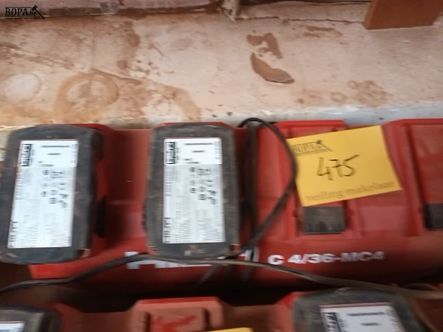 Lot 475 - lader en accu’s hilti - afbeelding 1 van  3
