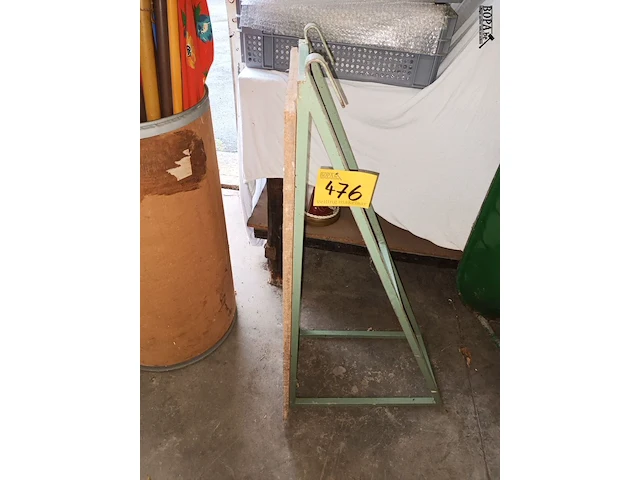 Lot 476 - driehoek in metaal - afbeelding 1 van  3