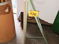 Lot 476 - driehoek in metaal - afbeelding 1 van  3