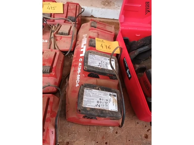 Lot 476 - lader en accu’s hilti - afbeelding 1 van  3