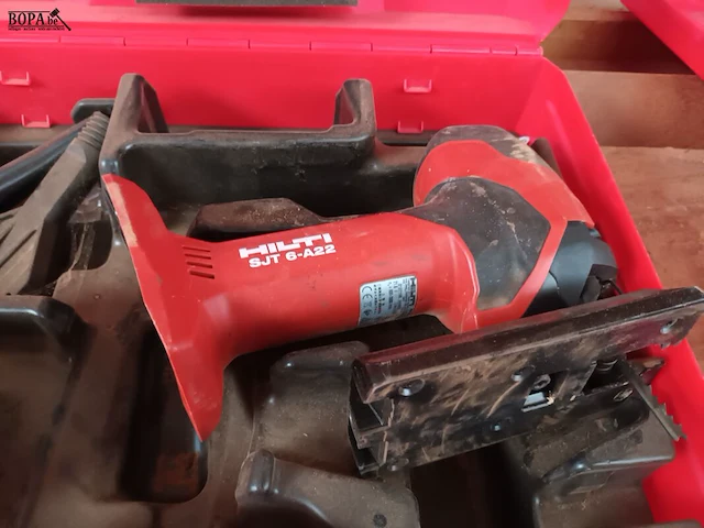 Lot 478 - accu decoupeerzaag hilti - afbeelding 2 van  3