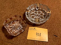 Lot 478 - kristallen asbak/vierkantig kristal bakje, 2 stuks - afbeelding 1 van  3