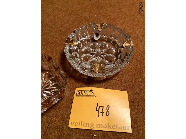 Lot 478 - kristallen asbak/vierkantig kristal bakje, 2 stuks - afbeelding 2 van  3
