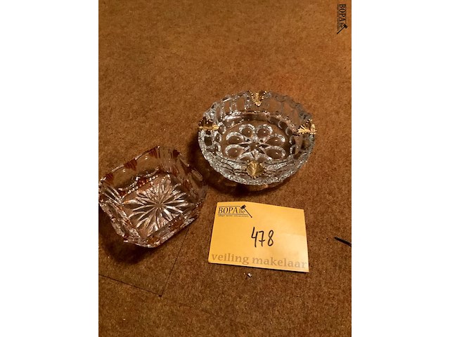 Lot 478 - kristallen asbak/vierkantig kristal bakje, 2 stuks - afbeelding 3 van  3
