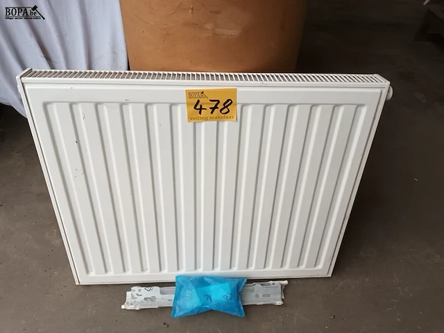 Lot 478 - radiator met bevestigingsbeugels - afbeelding 1 van  4