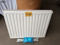 Lot 478 - radiator met bevestigingsbeugels - afbeelding 1 van  4