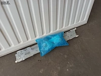 Lot 478 - radiator met bevestigingsbeugels - afbeelding 2 van  4