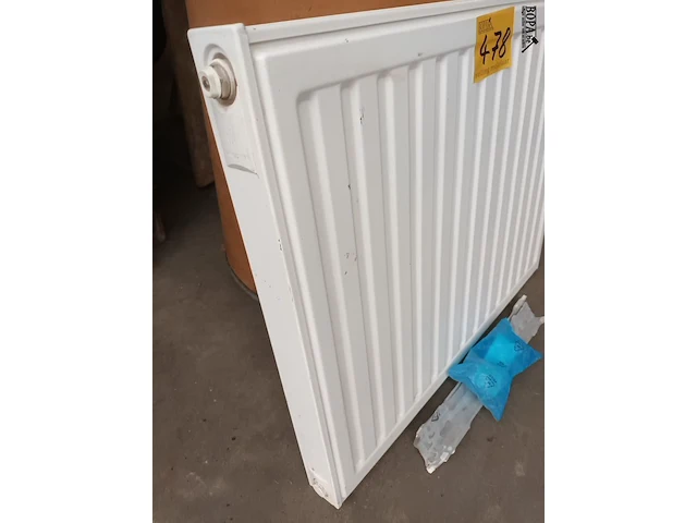 Lot 478 - radiator met bevestigingsbeugels - afbeelding 3 van  4