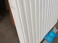 Lot 478 - radiator met bevestigingsbeugels - afbeelding 3 van  4
