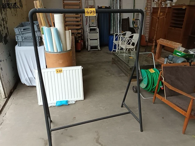 Lot 479 - kledingrek zwart - afbeelding 1 van  3