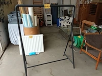 Lot 479 - kledingrek zwart - afbeelding 1 van  3