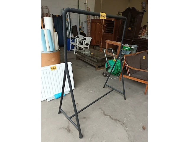 Lot 479 - kledingrek zwart - afbeelding 2 van  3