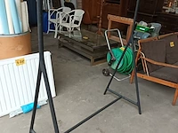 Lot 479 - kledingrek zwart - afbeelding 2 van  3