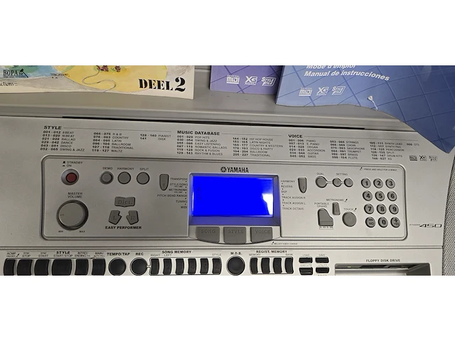 Lot 48 - keyboard yamaha psr 450 met handleidingen en partituren reek - afbeelding 2 van  10