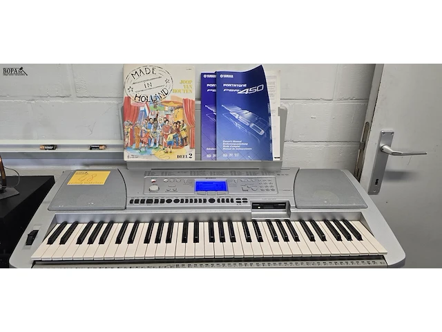 Lot 48 - keyboard yamaha psr 450 met handleidingen en partituren reek - afbeelding 1 van  10