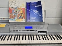 Lot 48 - keyboard yamaha psr 450 met handleidingen en partituren reek - afbeelding 1 van  10