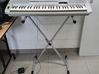 Lot 48 - keyboard yamaha psr 450 met handleidingen en partituren reek - afbeelding 3 van  10