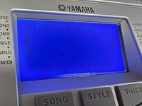 Lot 48 - keyboard yamaha psr 450 met handleidingen en partituren reek - afbeelding 7 van  10
