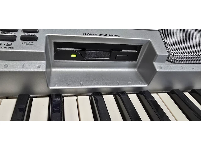 Lot 48 - keyboard yamaha psr 450 met handleidingen en partituren reek - afbeelding 8 van  10