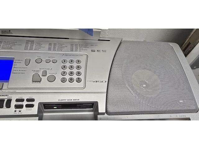 Lot 48 - keyboard yamaha psr 450 met handleidingen en partituren reek - afbeelding 9 van  10