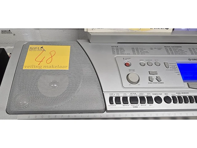 Lot 48 - keyboard yamaha psr 450 met handleidingen en partituren reek - afbeelding 10 van  10