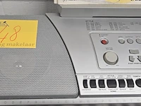 Lot 48 - keyboard yamaha psr 450 met handleidingen en partituren reek - afbeelding 10 van  10
