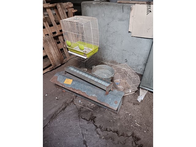 Lot 48 - kooien en voederbakjes. 6 stuks - afbeelding 1 van  2