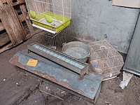 Lot 48 - kooien en voederbakjes. 6 stuks - afbeelding 1 van  2