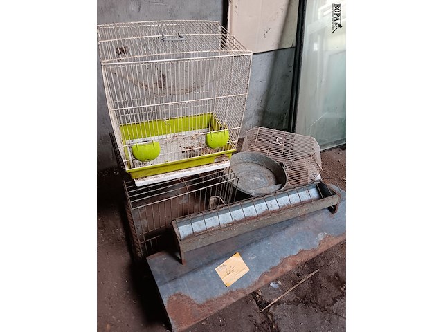 Lot 48 - kooien en voederbakjes. 6 stuks - afbeelding 2 van  2