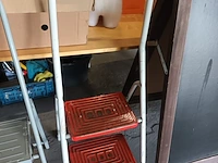 Lot 48 - metalen keukentrapje - afbeelding 1 van  2