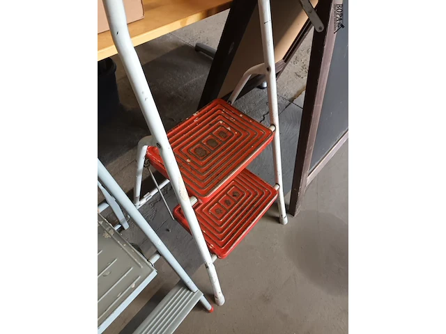 Lot 48 - metalen keukentrapje - afbeelding 2 van  2