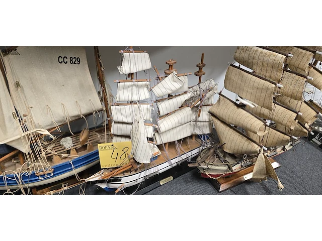 Lot 48 - modelboten 3 stuks - afbeelding 3 van  4