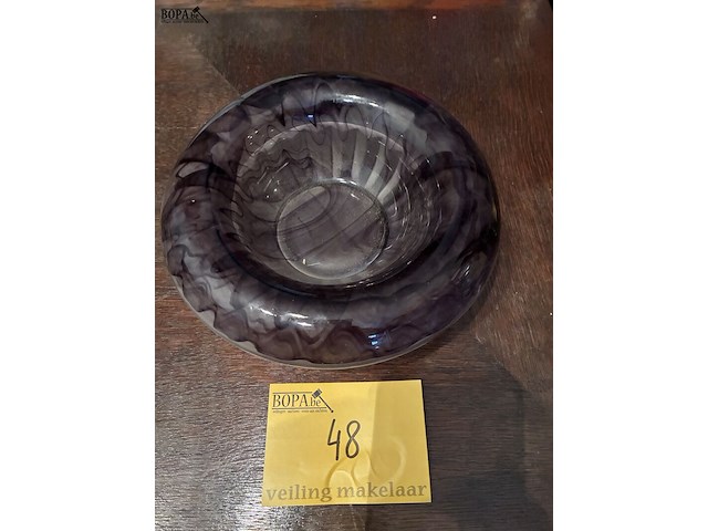 Lot 48 - schaal gekleurd glas - afbeelding 1 van  3
