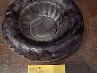 Lot 48 - schaal gekleurd glas - afbeelding 1 van  3