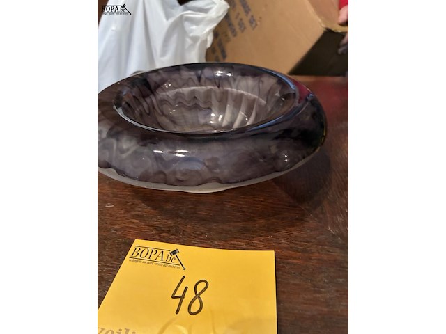 Lot 48 - schaal gekleurd glas - afbeelding 2 van  3