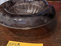 Lot 48 - schaal gekleurd glas - afbeelding 2 van  3