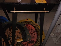 Lot 48 - zwarte houten tafel - afbeelding 1 van  3