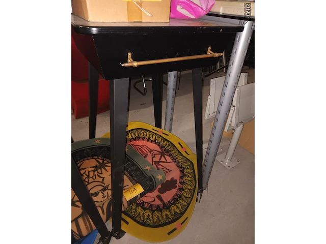 Lot 48 - zwarte houten tafel - afbeelding 2 van  3