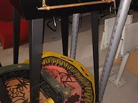 Lot 48 - zwarte houten tafel - afbeelding 2 van  3