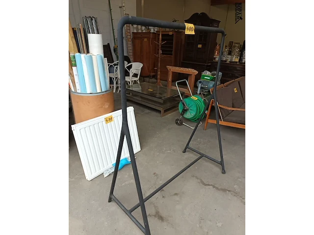 Lot 480 - kledingrek zwart - afbeelding 2 van  3